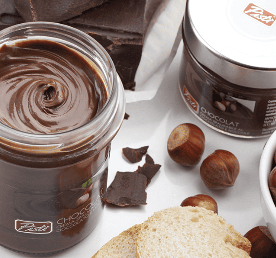 Crema di cioccolato artigianale Pistì con nocciole intere.
