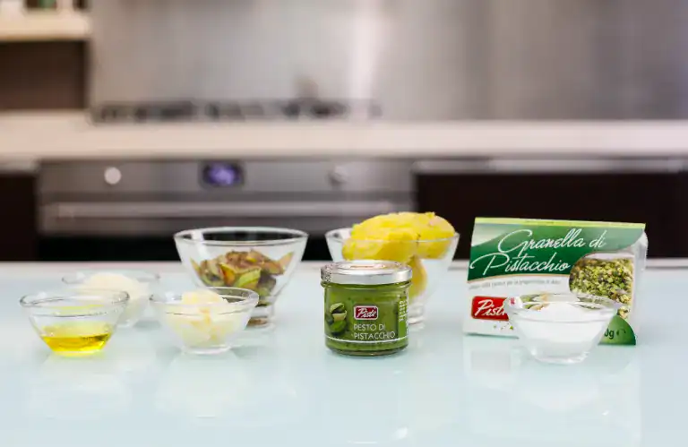 Crema di Pistacchio e ingredienti siciliani Cream of Pistachio and Sicilian ingredients.