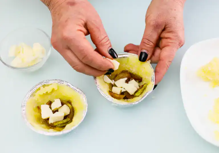 Sweet Sicilian tartlets with chocolate and white chocolate pieces Sweet Sicilian tartlets with chocolate and white chocolate pieces.