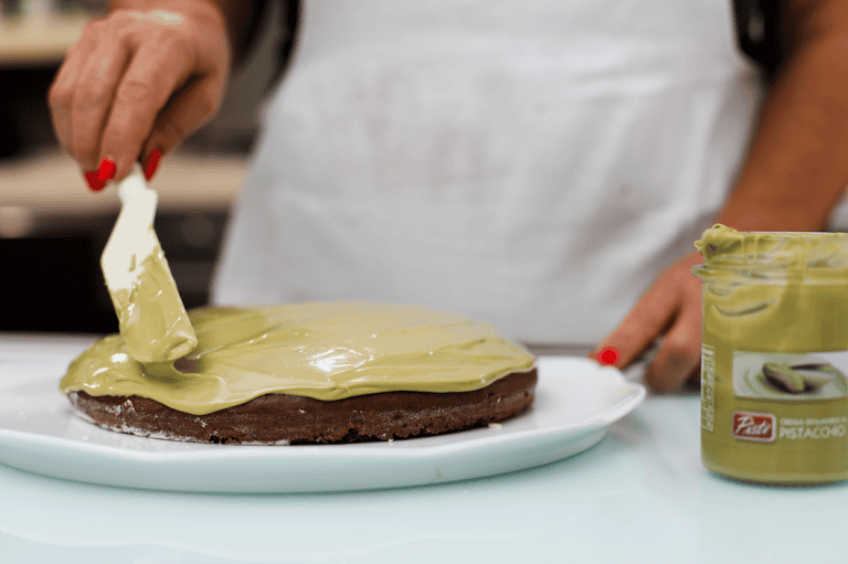 Crema di pistacchio su torta al cioccolato Cream of pistachio on chocolate cake.