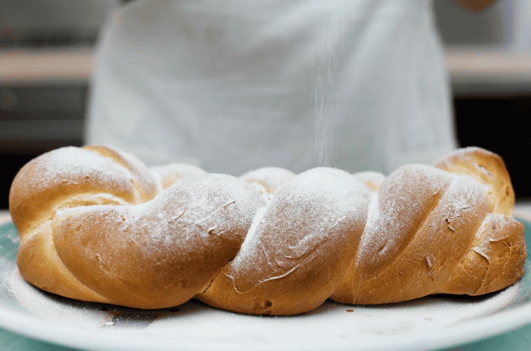 Pane dolce artigianale con zucchero a velo Artisanal sweet bread dusted with powdered sugar.