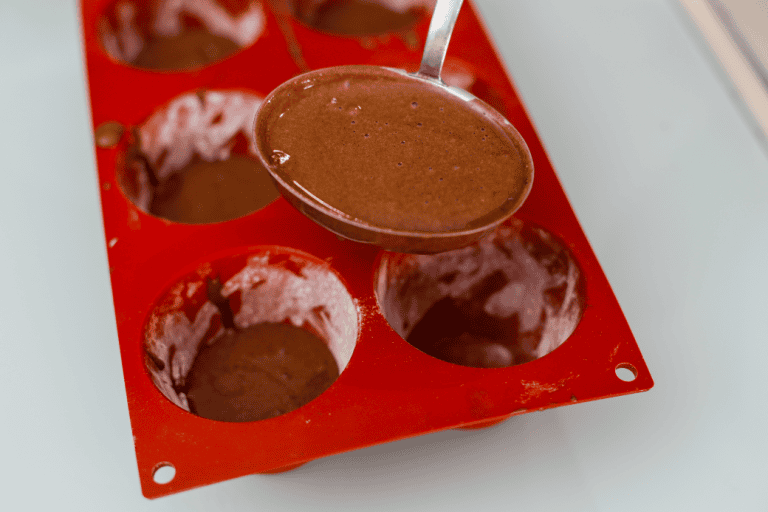 Cioccolato fuso in stampo silicone Melted chocolate in silicone mold for artisanal Sicilian sweets.