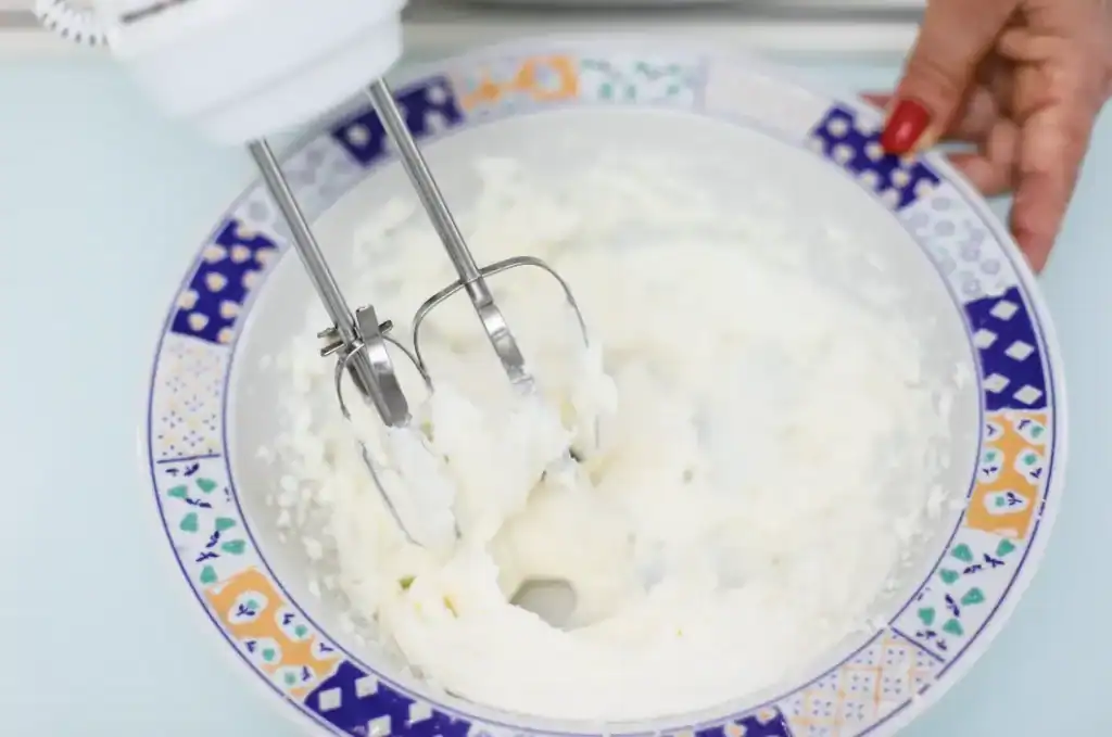 Crema di ricotta fresca Ricotta fresca in una ciotola con fruste elettriche.