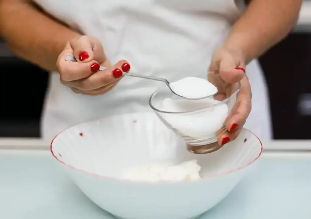 Crema di ricotta fatta in casa Homemade ricotta cream in a bowl.