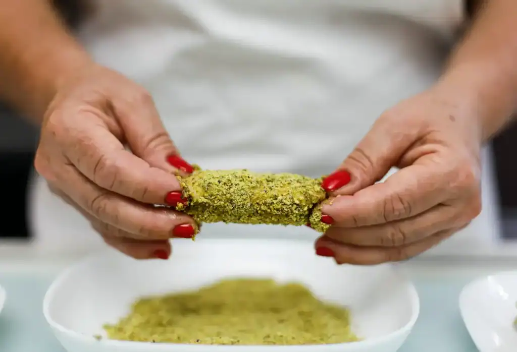 Fagottino di pistacchio artigianale Fagottino di pistacchio artigianale con pistacchi tritati e ripieno cremoso.