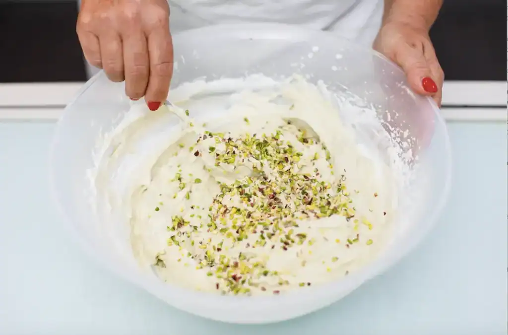 Crema di pistacchio fatta in casa Homemade pistachio cream in a mixing bowl.