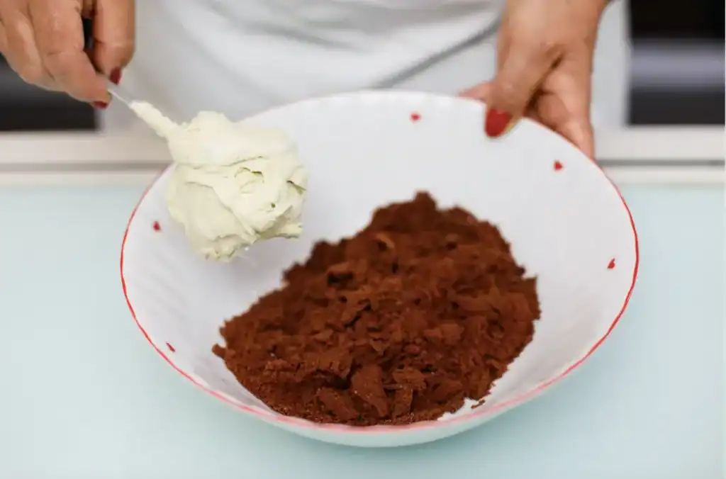 Torta al cioccolato e mascarpone Preparazione di una torta al cioccolato con crema di mascarpone in una ciotola bianca.