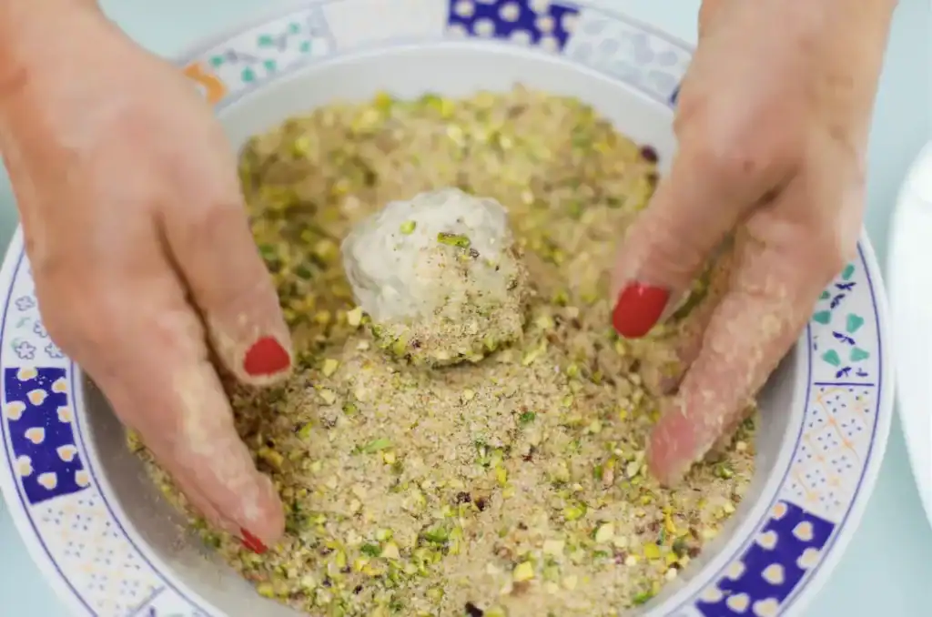 Pistì Sicilian Pistachio Dessert Preparing Pistì Sicilian pistachio dessert with crushed pistachios and creamy filling.