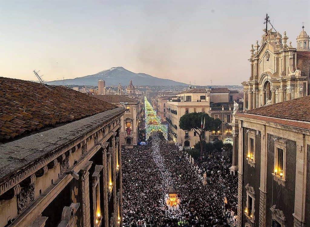 Vespri di Sant'Agata, festival in Catania with a large crowd and historic buildings.