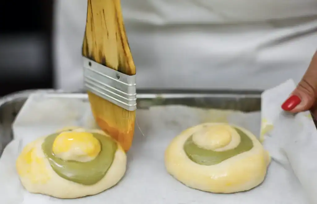Focaccine con crema di pistacchio Focaccine artigianali con crema di pistacchio fresca, pronte per essere gustate.