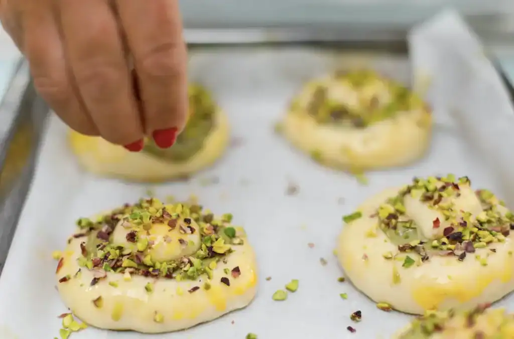 Delizie di pistacchio e cioccolato Pistacchio and chocolate sweets with chopped pistachios on top.