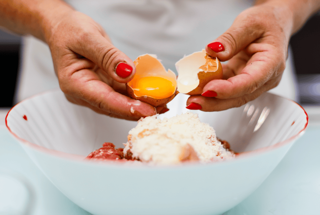 Uova fresche e tuorli in mano Fresh eggs and yolks in hands.