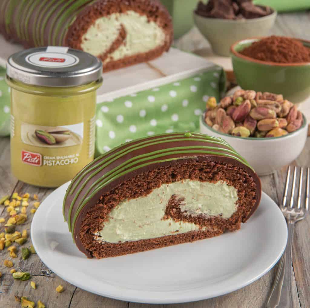 Torta pistacchio e cioccolato Delicious pistachio and chocolate roll cake with creamy filling and chocolate glaze.
