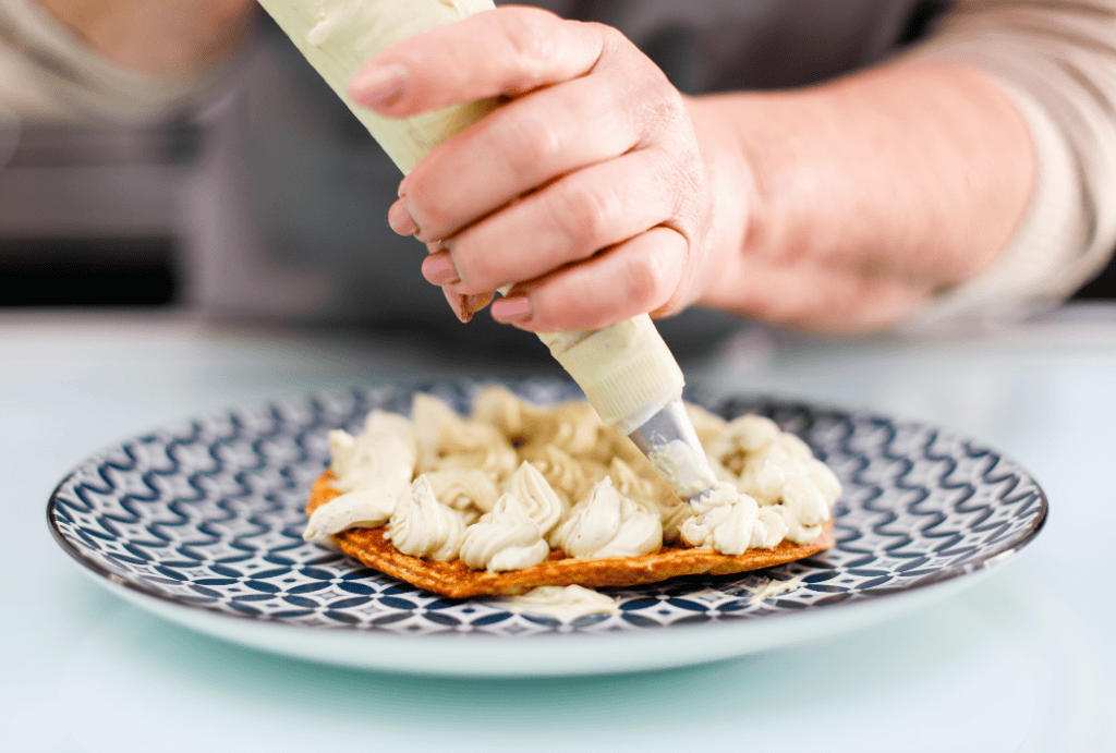 Crema di ricotta su una cialda artigianale Crema di ricotta fresca spalmata su una cialda croccante, preparata artigianalmente in Sicilia.