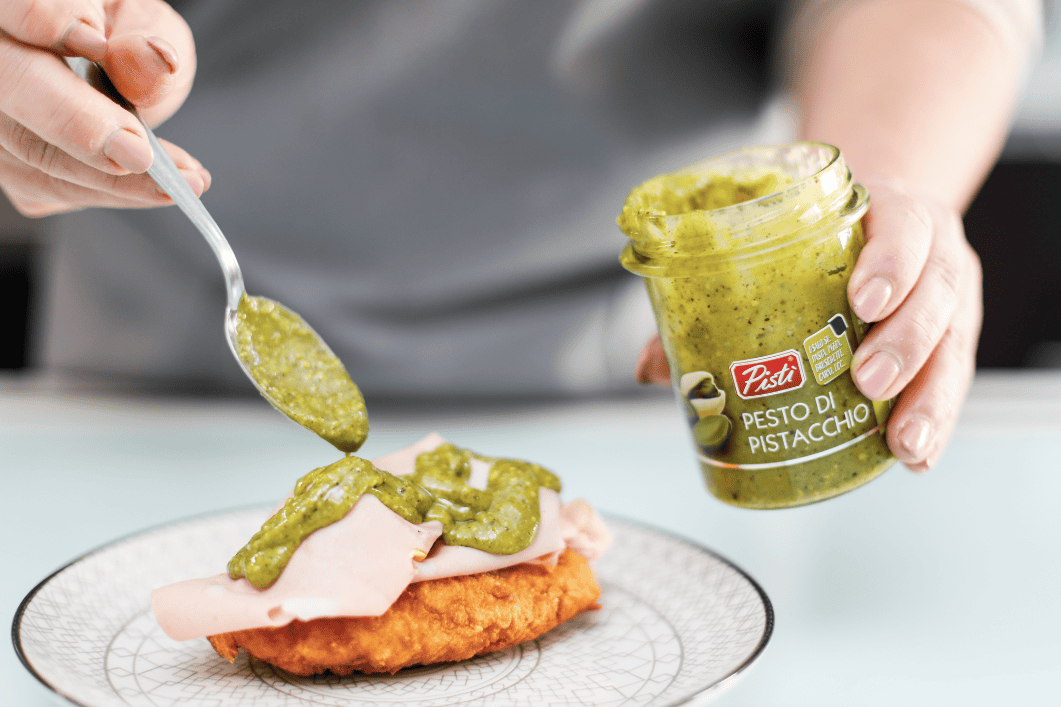 Pesto di pistacchio su cotoletta di pollo, pronto da gustare.