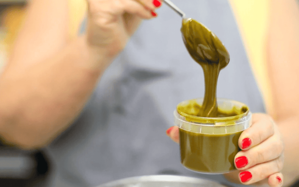 Crema di Pistacchio Siciliano Crema di pistacchio siciliano in vasetto, pronta da gustare.