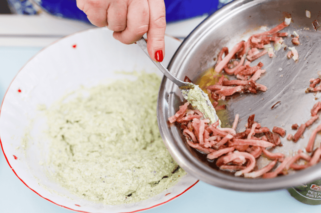 Preparazione di un impasto con prosciutto e pangrattato Donna che versa pangrattato in una ciotola con prosciutto tritato.