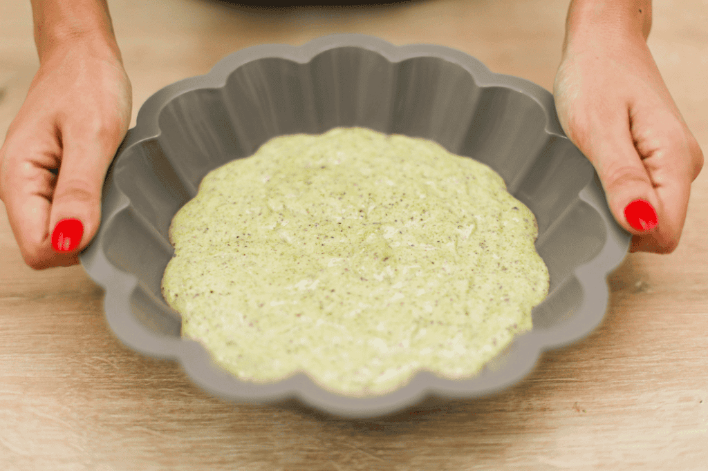 Crema di pistacchio fatta in casa Crema di pistacchio verde in una teglia, pronta per essere gustata.