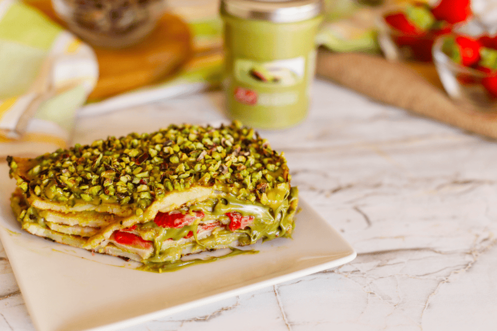 Torta di pistacchio e crema Delicious pistachio and cream cake with chopped pistachios topping.
