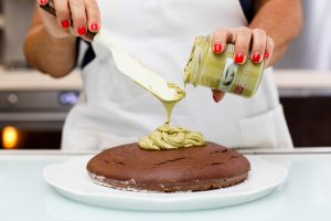Receta de tarta de cacao con crema de pistacho