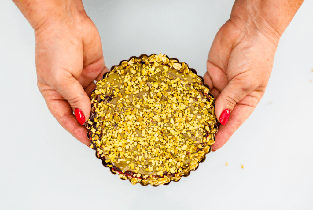 Crostatine di avena con mirtilli e pistacchio.