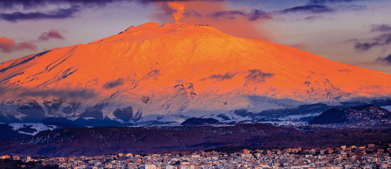 Imponente vista dell'Etna al tramonto con il vulcano in evidenza.